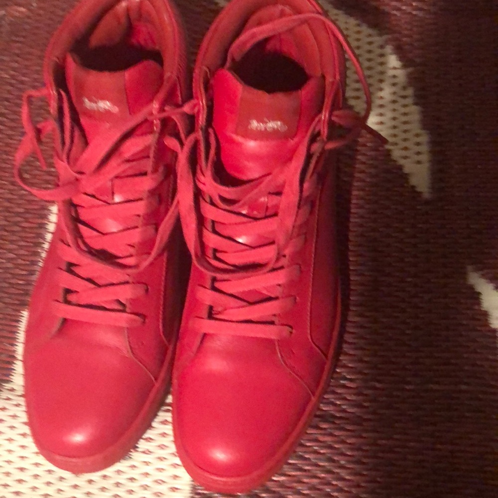 Red Coach Sneakers comes with the box